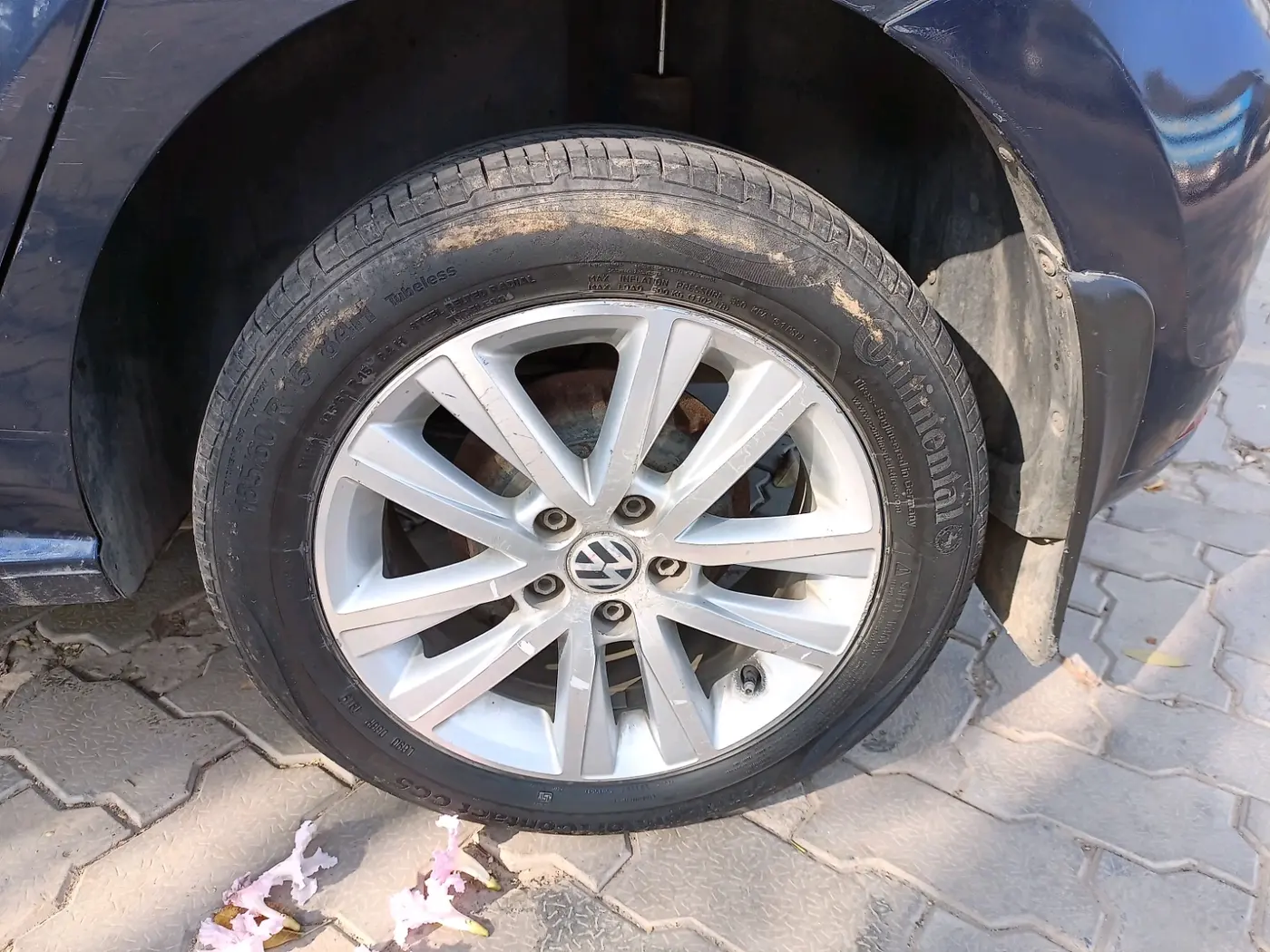 2015 Volkswagen Polo COMFORTLINE 1.5L, Diesel, Manual, 1,36,735 km, tyre