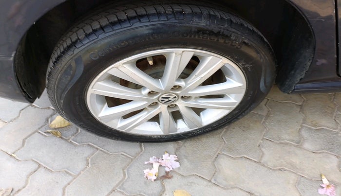 2015 Volkswagen Polo COMFORTLINE 1.5L, Diesel, Manual, 1,36,672 km, tyre