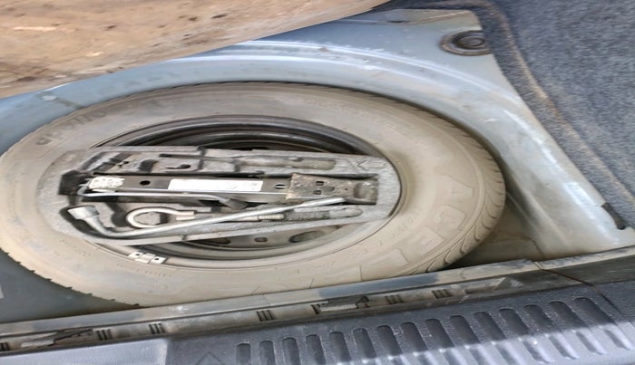 2015 Volkswagen Polo COMFORTLINE 1.5L, Diesel, Manual, 1,36,672 km, tyre