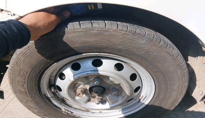 2015 Hyundai Eon ERA +, Petrol, Manual, 1,39,968 km, tyre