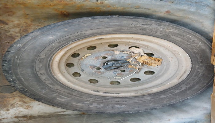 2015 Hyundai Eon ERA +, Petrol, Manual, 1,39,968 km, tyre