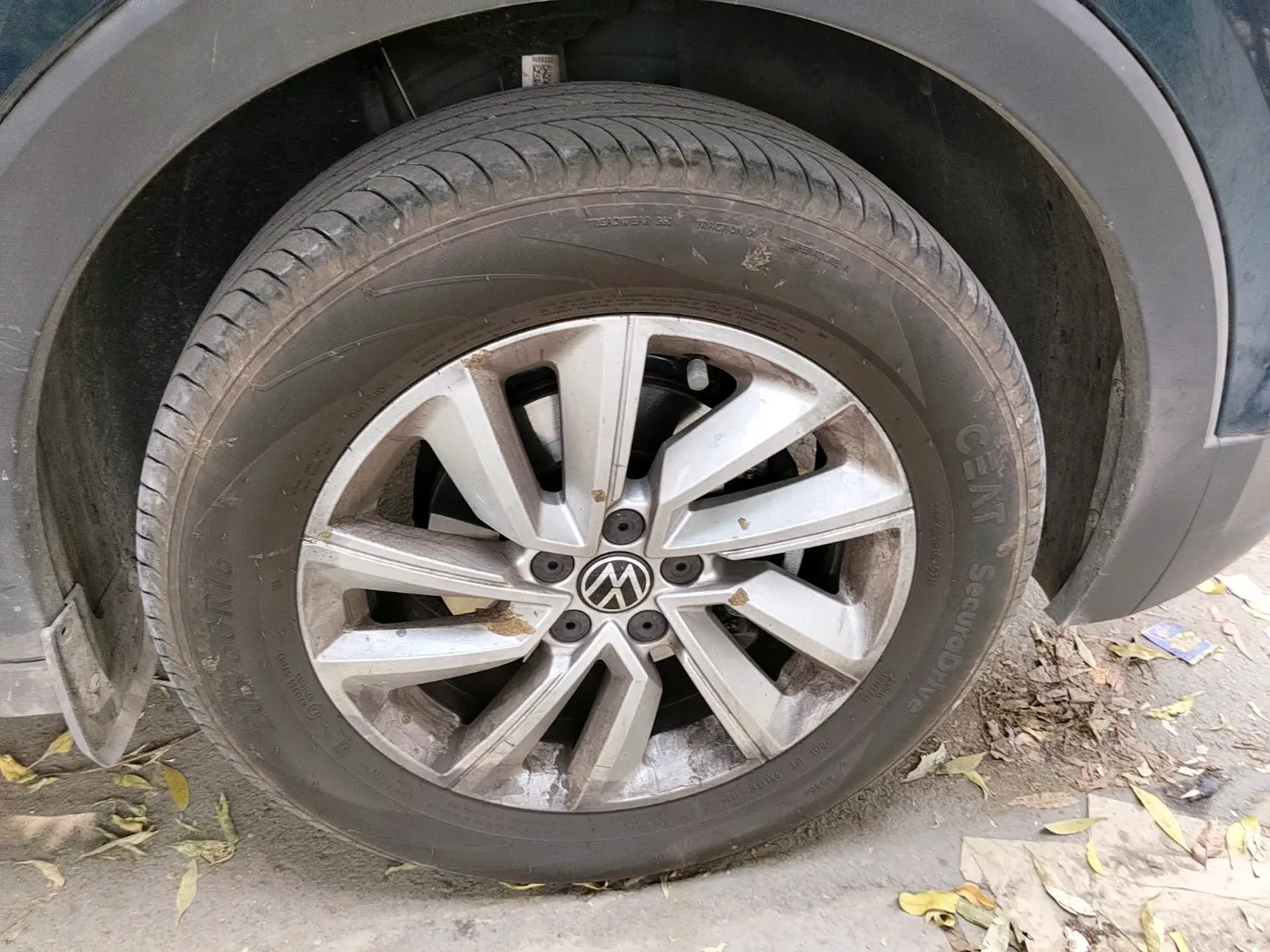 2024 Volkswagen TAIGUN HIGHLINE 1.0 TSI MT, Petrol, Manual, 8,827 km, tyre
