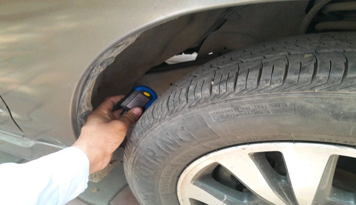 2015 Toyota Innova 2.5 VX 8 STR, Diesel, Manual, 3,13,422 km, tyre