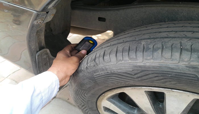 2015 Toyota Innova 2.5 VX 8 STR, Diesel, Manual, 3,13,422 km, tyre