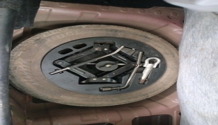 2016 Mahindra Kuv100 K6 6 STR, Petrol, Manual, 83,649 km, tyre