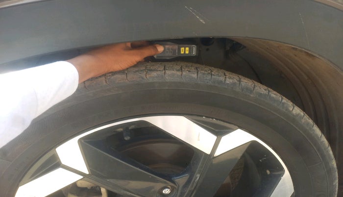 2021 Hyundai ALCAZAR PLATINUM(O) 6STR 1.5 AT, Diesel, Automatic, 1,36,053 km, tyre