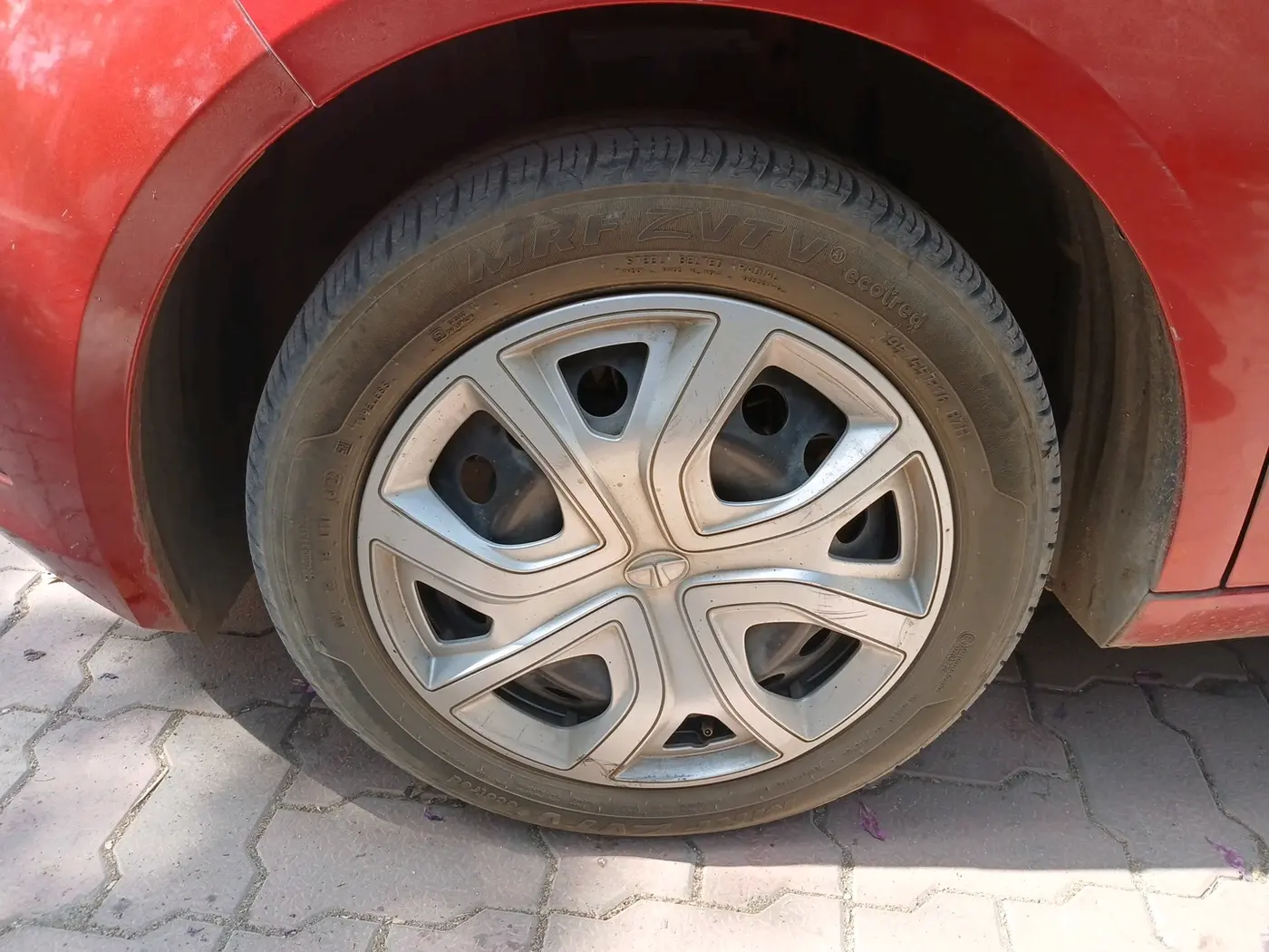 2022 Tata ALTROZ XM PLUS PETROL, Petrol, Manual, 24,452 km, tyre
