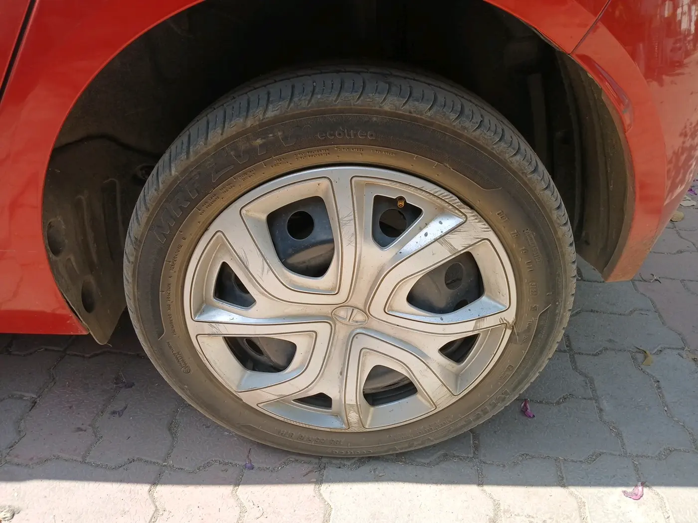 2022 Tata ALTROZ XM PLUS PETROL, Petrol, Manual, 24,452 km, tyre