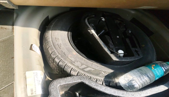 2011 Volkswagen Vento TRENDLINE 1.6, Petrol, Manual, 72,026 km, tyre