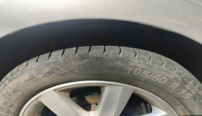 2011 Volkswagen Vento TRENDLINE 1.6, Petrol, Manual, 72,026 km, tyre