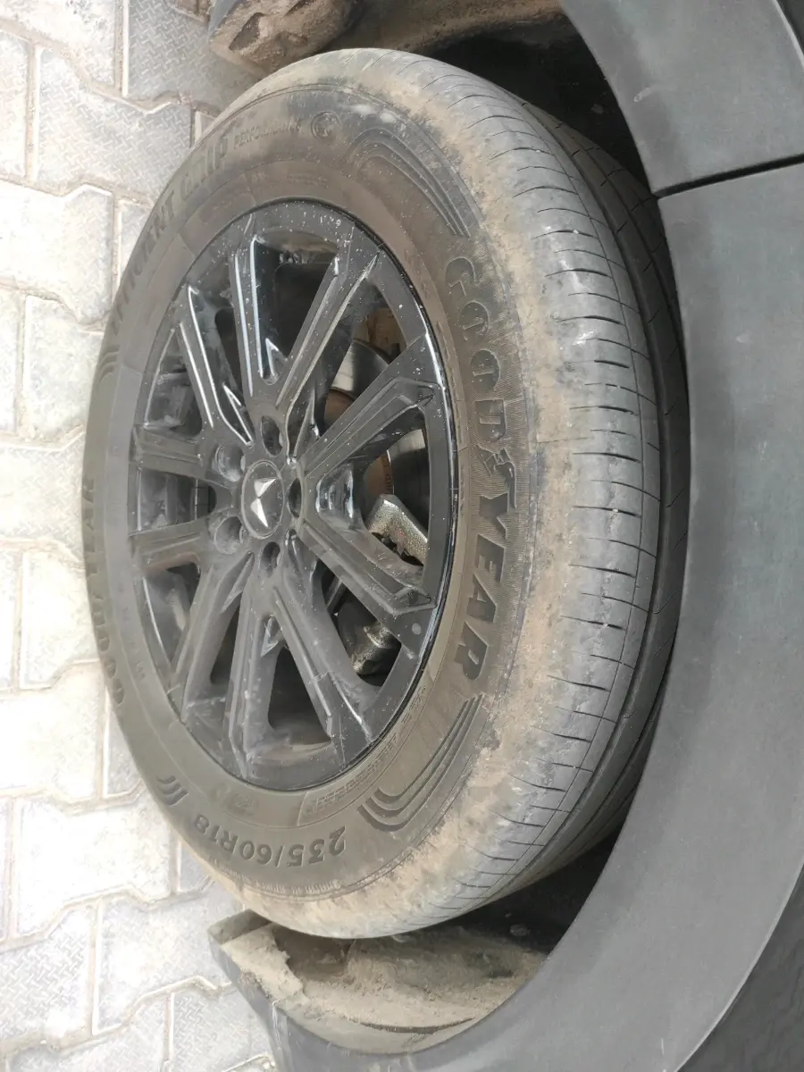 2024 Mahindra XUV700 AX 7 Luxury Pack Petrol AT 6 STR, Petrol, Automatic, 23,400 km, tyre