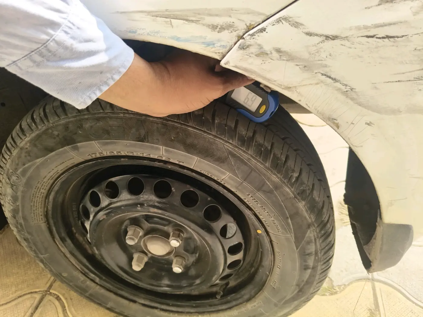 2013 Honda Brio S MT, Petrol, Manual, 1,06,297 km, tyre