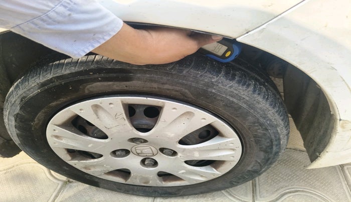 2013 Honda Brio S MT, Petrol, Manual, 1,06,297 km, tyre