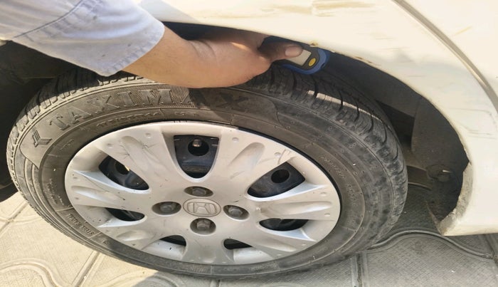 2013 Honda Brio S MT, Petrol, Manual, 1,06,297 km, tyre