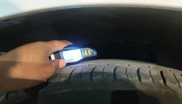 2017 Toyota Innova Crysta 2.8 ZX AT 7 STR, Diesel, Automatic, 1,24,023 km, tyre