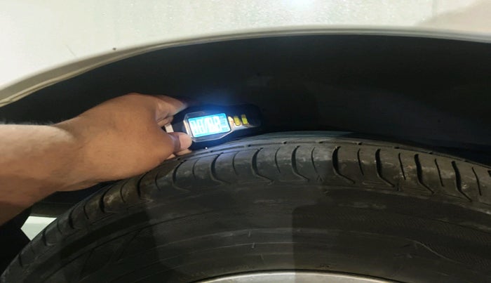 2017 Toyota Innova Crysta 2.8 ZX AT 7 STR, Diesel, Automatic, 1,24,023 km, tyre