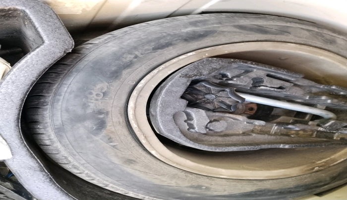 2011 Volkswagen Vento HIGHLINE DIESEL 1.6, Diesel, Manual, 1,50,473 km, tyre