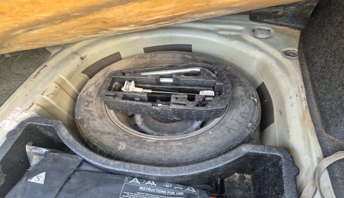 2013 Skoda Rapid AMBITION 1.6 MPI MT, Petrol, Manual, 95,763 km, tyre