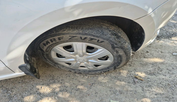 2013 Skoda Rapid AMBITION 1.6 MPI MT, Petrol, Manual, 95,763 km, tyre