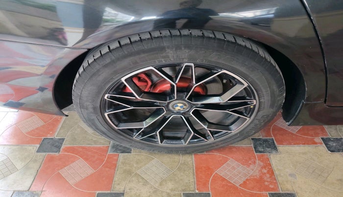 2014 BMW 5 Series 520D LUXURY LINE, Diesel, Automatic, 1,35,047 km, tyre