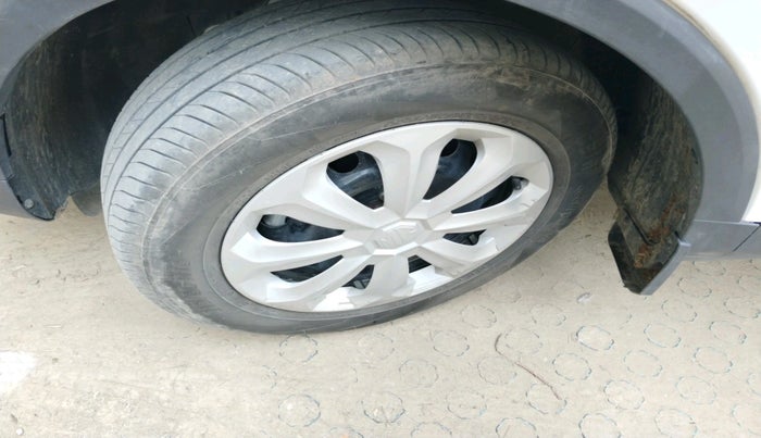 2025 MG ASTOR Sprint 1.5 MT (Ivory), Petrol, Manual, 14,944 km, tyre