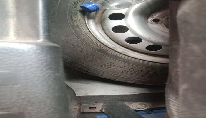 2015 Maruti Swift LXI, CNG, Manual, 1,36,770 km, tyre