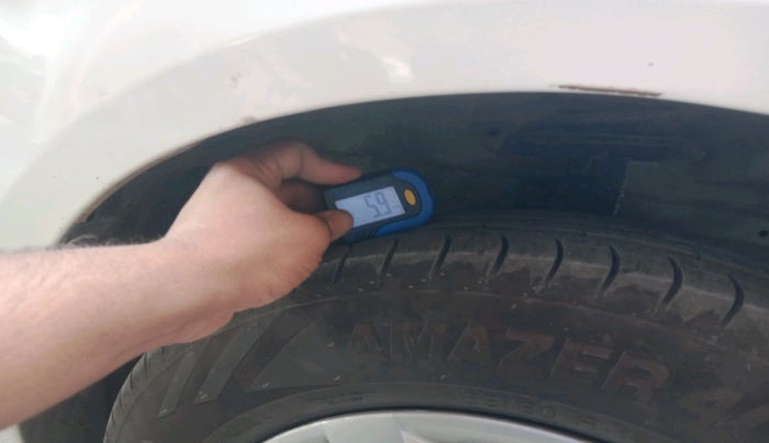 2015 Maruti Swift LXI, CNG, Manual, 1,36,770 km, tyre