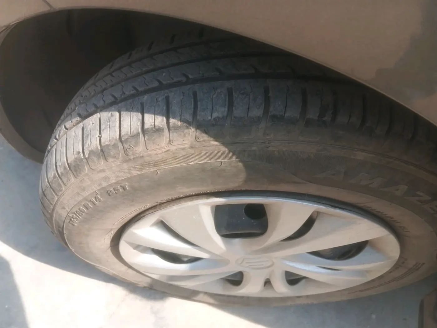 2023 Maruti Swift VXI, Petrol, Manual, 14,428 km, tyre