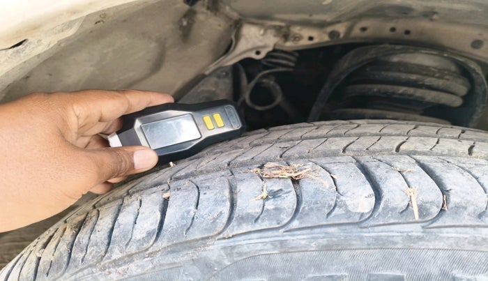 2014 Toyota Innova 2.5 GX 7 STR, Diesel, Manual, 1,28,340 km, tyre