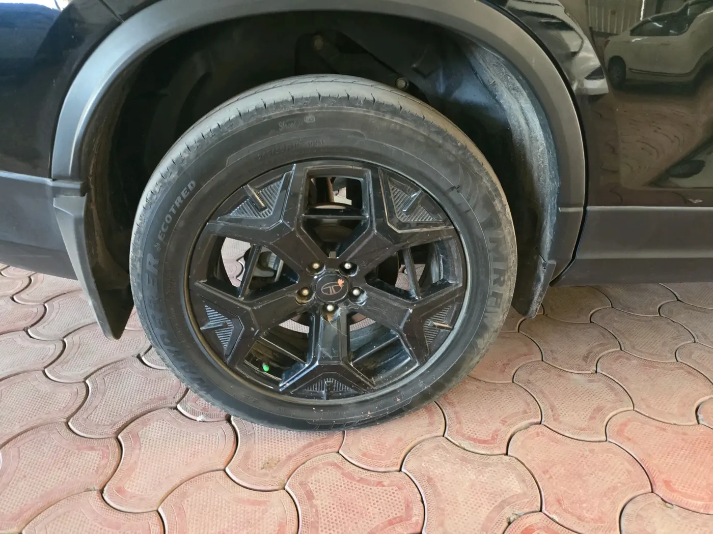 2024 Tata Safari ACCOMPLISHED DARK EDITION, Diesel, Manual, 58,907 km, tyre