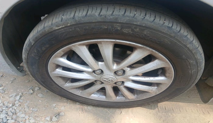 2011 Toyota Etios Liva V, Petrol, Manual, 1,83,721 km, tyre