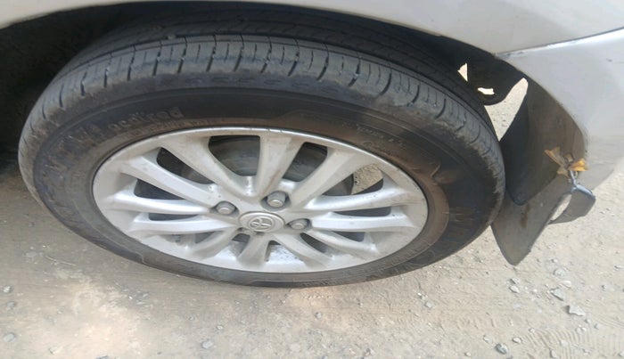 2011 Toyota Etios Liva V, Petrol, Manual, 1,83,721 km, tyre