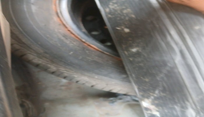 2011 Toyota Etios Liva V, Petrol, Manual, 1,83,721 km, tyre