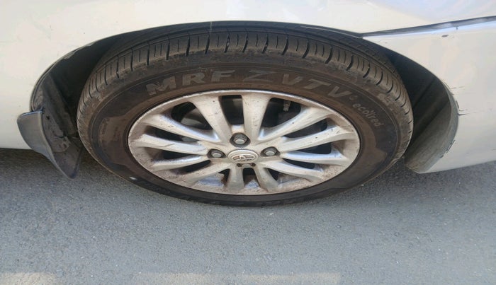 2011 Toyota Etios Liva V, Petrol, Manual, 1,83,721 km, tyre