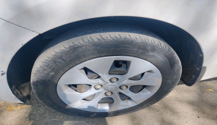 2017 Hyundai Xcent S 1.2, Petrol, Manual, 90,365 km, tyre