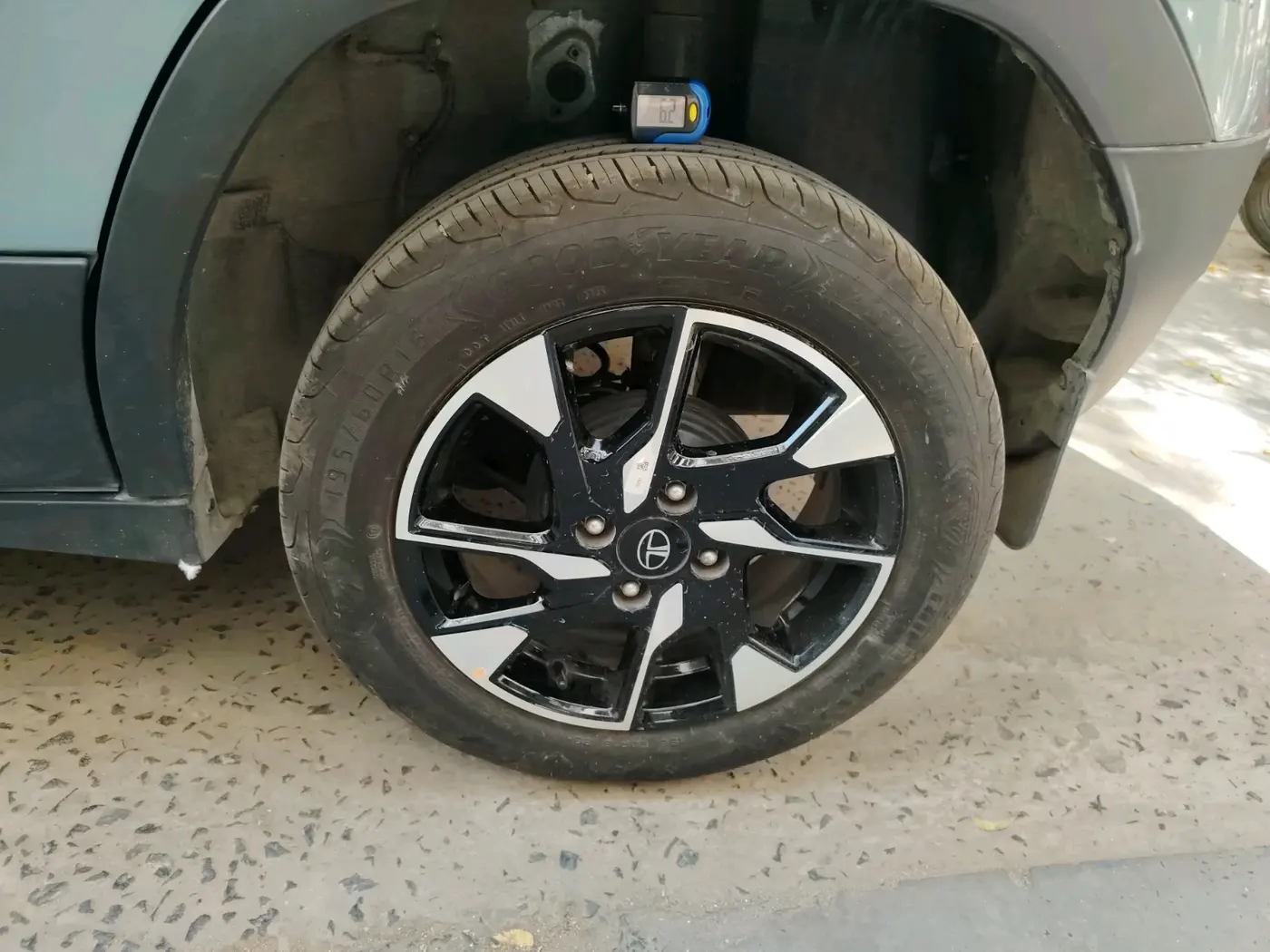 2025 Tata PUNCH Creative Plus AMT, Petrol, Automatic, 2,810 km, tyre