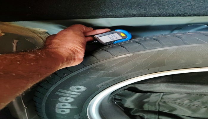 2025 Tata PUNCH Creative Plus AMT, Petrol, Automatic, 2,810 km, tyre