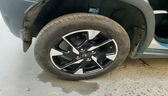 2025 Tata PUNCH Creative Plus AMT, Petrol, Automatic, 2,810 km, tyre