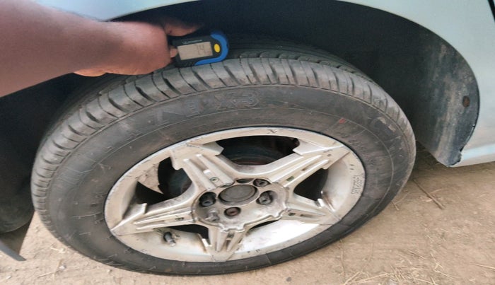 2012 Volkswagen Polo COMFORTLINE 1.2L, Diesel, Manual, 1,26,071 km, tyre