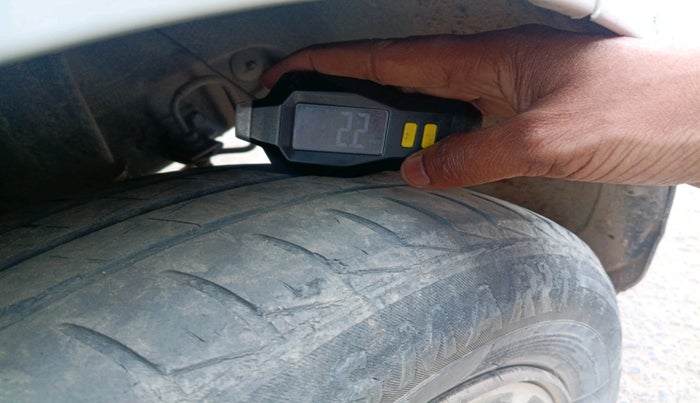 2015 Hyundai Grand i10 ASTA (O) 1.2 KAPPA VTVT, CNG, Manual, 1,18,840 km, tyre