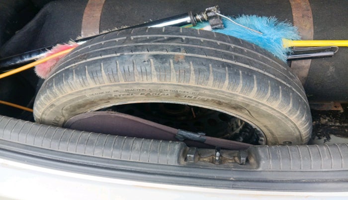 2015 Hyundai Grand i10 ASTA (O) 1.2 KAPPA VTVT, CNG, Manual, 1,18,840 km, tyre