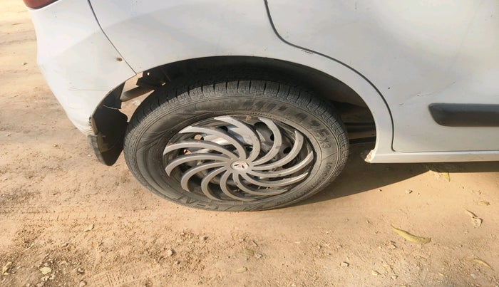 2014 Maruti Wagon R 1.0 LXI, CNG, Manual, 1,37,627 km, tyre