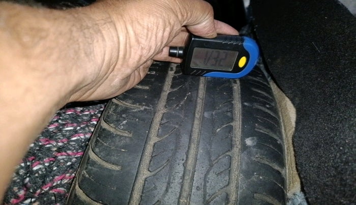 2014 Hyundai Eon SPORTZ, CNG, Manual, 64,067 km, tyre