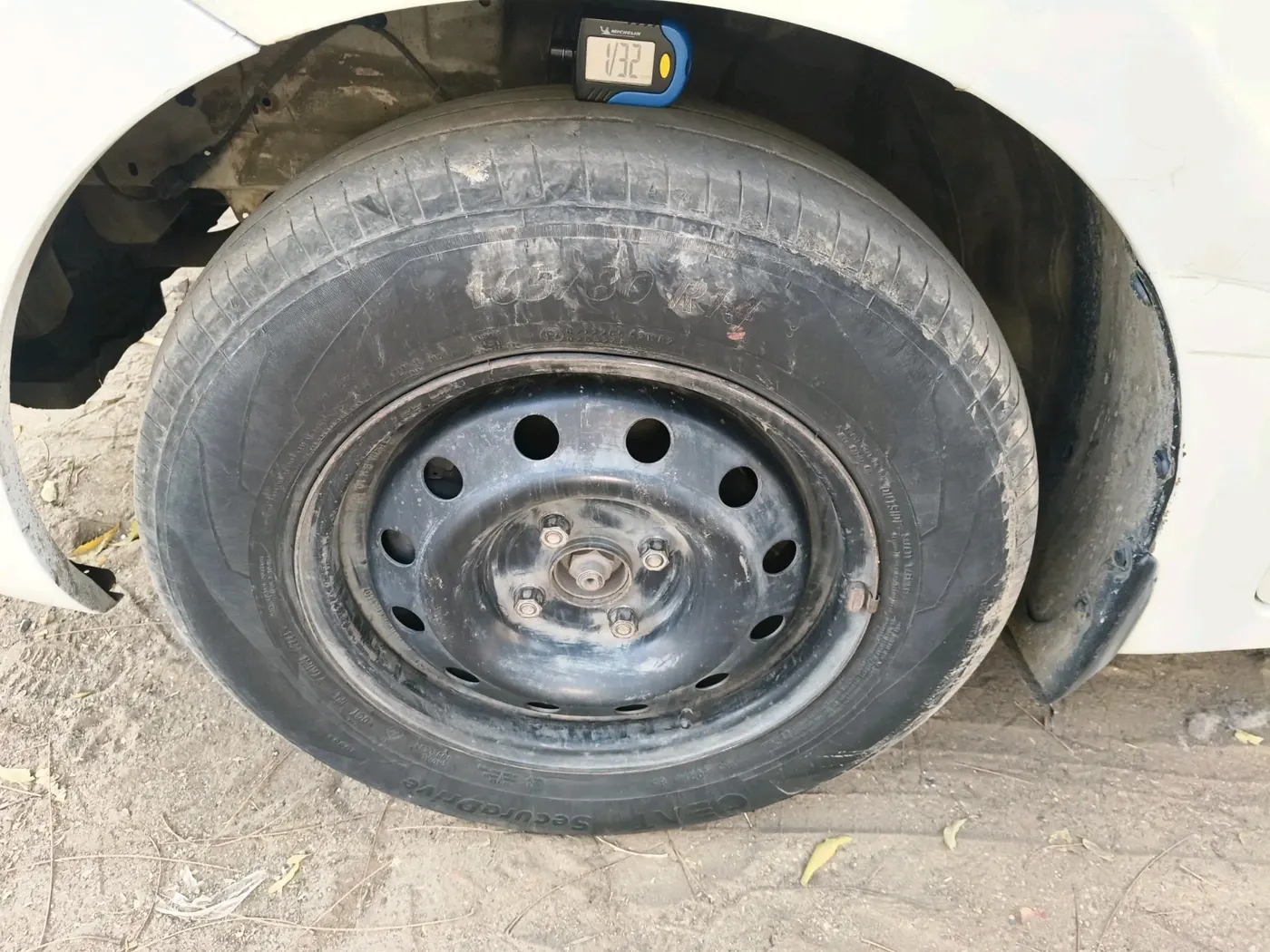 2022 Maruti Dzire VXI CNG, CNG, Manual, 95,296 km, tyre