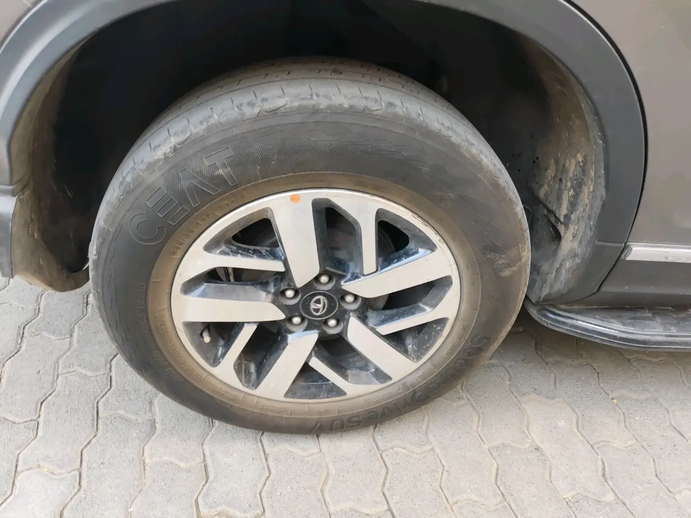 2020 Tata Harrier XZA PLUS 2.0L, Diesel, Automatic, 2,10,227 km, tyre