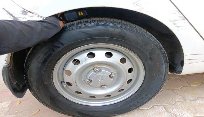 2015 Hyundai i10 MAGNA 1.1, CNG, Manual, 1,31,611 km, tyre