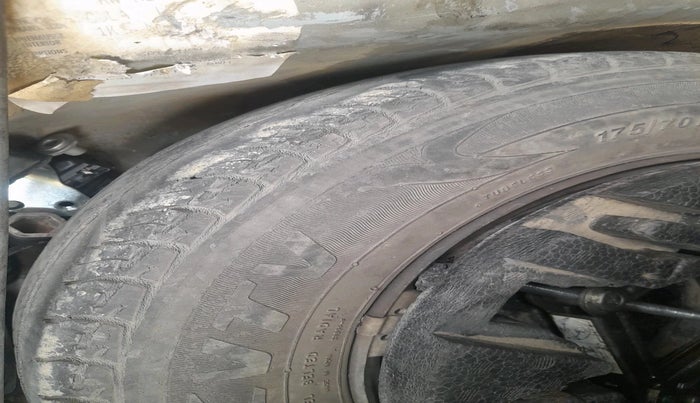 2017 Volkswagen Ameo HIGHLINE1.2L, Petrol, Manual, 1,22,158 km, tyre