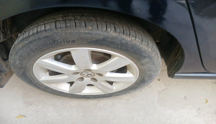 2011 Volkswagen Vento COMFORTLINE 1.6, Petrol, Manual, 92,513 km, tyre