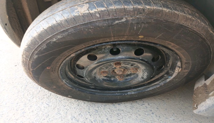 2011 Maruti Swift VXI, Petrol, Manual, 1,03,195 km, tyre