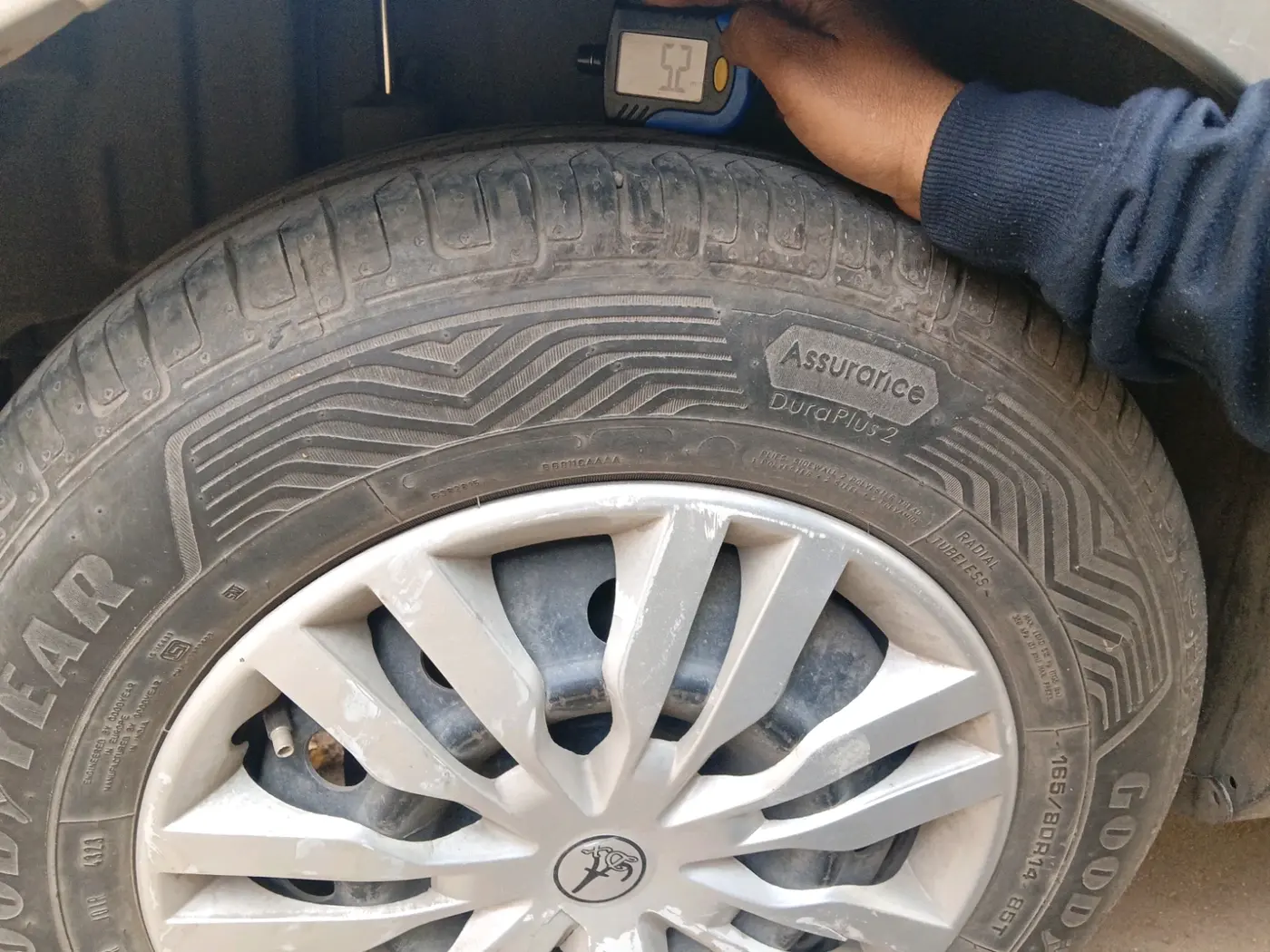 2013 Maruti Swift VXI, Petrol, Manual, 1,15,094 km, tyre